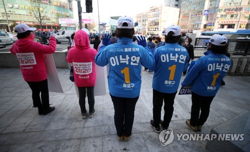 같은 공간 다른 마음4ㆍ15 총선 서울 종로에 출마한 더불어민주당 이낙연 후보와 미래통합당 황교안 후보의 선거운동원들이 4월 7일 오후 서울 종로구 지하철 동묘앞역 인근에서 지지를 호소하고 있다.[연합뉴스 자료사진]