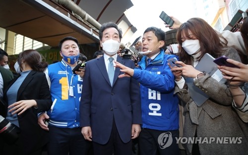 김비오 후보 지원 유세하는 이낙연(부산=연합뉴스) 김인철 기자 = 더불어민주당 이낙연 상임공동선대위원장이 8일 부산 영도구 남항시장에서 중구영도 김비오 후보를 지원 유세하고 있다. 2020.4.8 yatoya@yna.co.kr