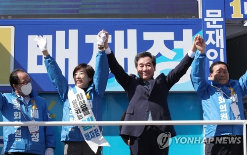 배재정 후보 지원 유세하는 이낙연(부산=연합뉴스) 김인철 기자 = 더불어민주당 이낙연 상임공동선대위원장이 8일 부산 사상구 주례역 앞에서 부산 사상구 배재정 후보를 지원 유세하고 있다. 2020.4.7 yatoya@yna.co.kr