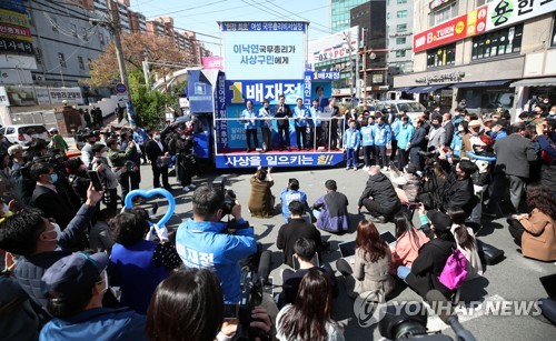 배재정 후보 지원 유세 나선 이낙연 위원장(부산=연합뉴스) 김인철 기자 = 더불어민주당 이낙연 상임공동선대위원장이 8일 부산 사상구 주례역 앞에서 부산 사상구 배재정 후보를 지원 유세하고 있다. 2020.4.8 yatoya@yna.co.kr