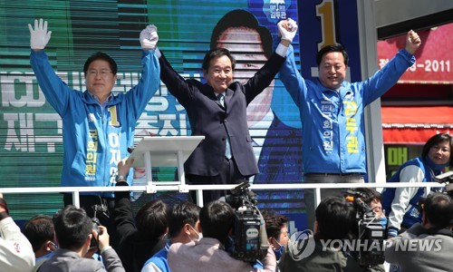 양산 이재영-김두관 후보 지원 유세하는 이낙연(양산=연합뉴스) 김인철 기자 = 더불어민주당 이낙연 상임공동선대위원장이 8일 경남 양산 중부동 이마트 앞에서 양산갑 이재영(왼쪽), 양산을 김두관 후보를 지원 유세하고 있다. 2020.4.8 yatoya@yna.co.kr