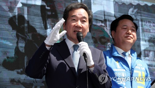 이재영-김두관 지원 유세 연설하는 이낙연(양산=연합뉴스) 김인철 기자 = 더불어민주당 이낙연 상임공동선대위원장이 8일 경남 양산 중부동 이마트 앞에서 양산갑 이재영, 양산을 김두관 후보를 지원 유세하고 있다. 2020.4.8 yatoya@yna.co.kr