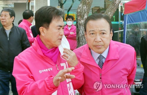 김태흠 후보와 대화하는 이완구 전 총리(보령=연합뉴스) 이은파 기자 = 4·15 총선을 7일 앞둔 8일 충남 보령시 대천1동 옛 보령축협 앞에서 열린 미래통합당 김태흠 후보 지원 유세에서 이완구 전 국무총리(오른쪽)가  김 후보와 대화하고 있다. 2020.4.8 sw21@yna.co.kr