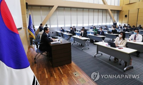 기자 간담회하는 정세균 국무총리(세종=연합뉴스) 김주형 기자 = 정세균 국무총리가 8일 오전 세종시 정부세종청사에서 열린 출입기자단 간담회에서 인사말하고 있다. 2020.4.8 kjhpress@yna.co.kr