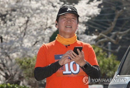 총선 D-7, 안철수 대표 걸으면서 라이브 인터뷰(대전=연합뉴스) 김연수 기자 = 국민의당 안철수대표가 8일 오후 대전시 동구 시립 제2노인전문병원 앞을 출발하며 생방송 인터뷰를 하고 있다.
안 대표는 '국난극복', '지역감정 해소와 통합', '정부 개혁과 약속의 정치' 등을 주제로 이달 1일 여수에서 출발해 수도권까지 하루 평균 30㎞가량 달리기로 이동한다. 2020.4.8 yskim88@yna.co.kr