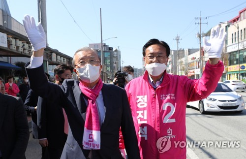 함께 손흔들어 인사하는 김종인과 정진석(공주=연합뉴스) 하사헌 기자 = 미래통합당 김종인 총괄선대위원장이 8일 오후 충남 공주시 공주종합시외버스터미널 앞에서 열린 공주청양부여 정진석 후보 유세에 참석하며 정 후보와 함께 손을 들어 유궈자들에게 인사하고 있다. 2020.4.8 toadboy@yna.co.kr