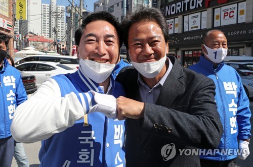 힘 모은 임종석-박수현(공주=연합뉴스) 김준범 기자 = 임종석 전 청와대 비서실장(오른쪽)이 8일 오후 충남 공주시 신관동에서 더불어민주당 박수현 후보 지원유세를 하고 있다. 2020.4.8 psykims@yna.co.kr