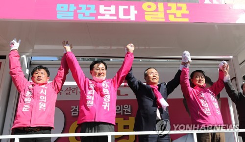 충남 아산 후보 지원 유세하는 김종인(아산=연합뉴스) 하사헌 기자 =  미래통합당 김종인 총괄선대위원장(오른쪽두번째)이 8일 오후 충남 아산시에서 열린 아산갑 이명수(오른쪽), 아산을 박경귀 후보(오른쪽세번째) 지원 유세에서 후보들의 손을 맞잡아 들고 유권자들에게 인사하고 있다. 왼쪽은 윤원준 아산시의원 후보. 2020.4.8 toadboy@yna.co.kr