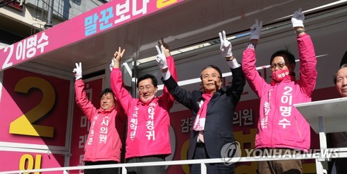 아산 지역 후보 지원 유세하는 김종인(아산=연합뉴스) 하사헌 기자 =  미래통합당 김종인 총괄선대위원장(오른쪽두번째)이 8일 오후 충남 아산시에서 열린 아산갑 이명수(오른쪽), 아산을 박경귀 후보(오른쪽세번째) 지원 유세에서 후보들과 함께 기호2번을 그려보이고 있다. 왼쪽은 윤원준 아산시의원 후보. 2020.4.8 toadboy@yna.co.kr