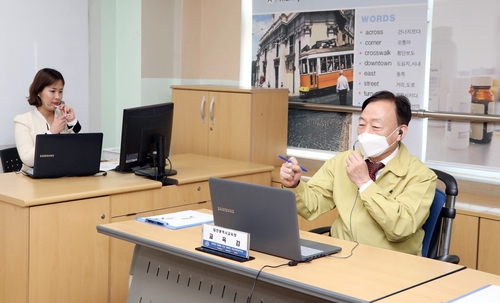 대전변동중학교 원격수업 참관 중인 설동호 교육감[대전시교육청 제공. 재판매 및 DB 금지]