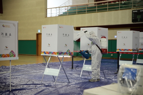 사전투표소 방역[충북도선거관리위원회 제공. 재판매 및 DB 금지]