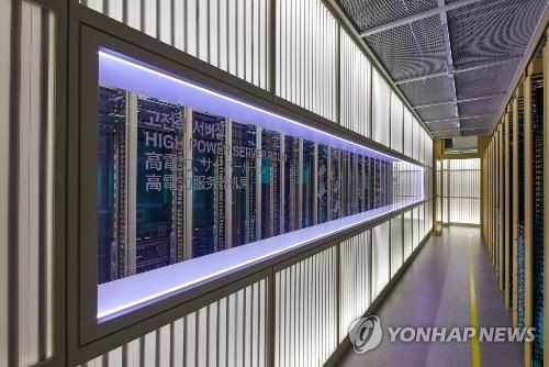 네이버 고전력 서버실네이버 클라우드 플랫폼의 데이터 센터 내 고사양 서버를 운영하는 고전력 서버실 전경. [네이버 제공=연합뉴스]