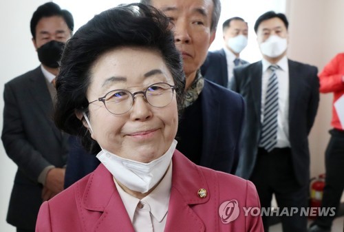 미래통합당 행사 참석한 이은재(춘천=연합뉴스) 양지웅 기자 = 한국경제당 이은재 후보가 7일 오전 강원 춘천시 미래통합당 강원도당에서 열린 미래통합당·미래한국당 공동 강원권역 선대위 회의에 참석하고 있다. 2020.4.7 yangdoo@yna.co.kr