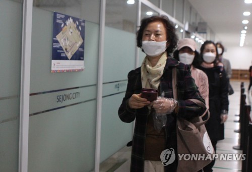 "안심하고 투표하세요"(세종=연합뉴스) 박주영 기자 = 8일 세종시 보람동 행정복합커뮤니티센터에서 투표소 별 대기시간 알림서비스 시연회가 열려 시 시민들이 마스크를 쓰고 비닐 장갑을 낀 채 모의 투표를 위해 기다리고 있다. 2020.4.8 jyoung@yna.co.kr