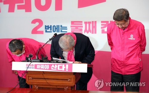 막말 대국민사과하는 미래통합당(서울=연합뉴스) 김인철 기자 = 4ㆍ15 총선을 앞두고 미래통합당 김종인 총괄선거대책위원장(가운데), 신세돈(왼쪽), 박형준 공동선대위원장이 9일 오전 국회에서 '김대호·차명진 후보의 막말'에 대해 고개숙여 사과하고 있다.  2020.4.9 yatoya@yna.co.kr