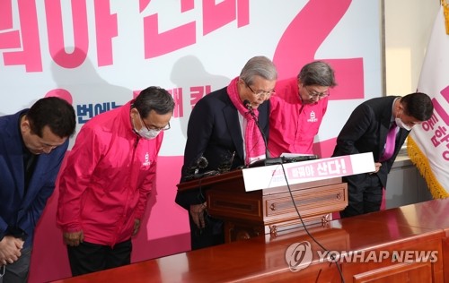 막말 대국민사과하는 미래통합당(서울=연합뉴스) 김인철 기자 = 4ㆍ15 총선을 앞두고 미래통합당 김종인 총괄선거대책위원장(가운데), 신세돈(왼쪽 두번째), 박형준 공동선대위원장(오른쪽 두번째) 등이 9일 오전 국회에서 '김대호·차명진 후보의 막말'에 대해 고개숙여 사과하고 있다. 2020.4.9 yatoya@yna.co.kr