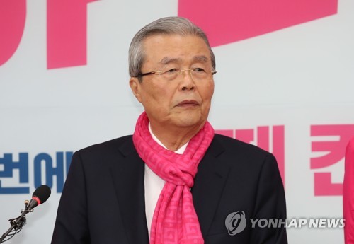 질문 답하는 김종인 위원장(서울=연합뉴스) 김인철 기자 = 4ㆍ15 총선을 앞두고 미래통합당 김종인 총괄선거대책위원장이 9일 오전 국회에서 '김대호·차명진 후보의 막말' 관련 대국민 사과를 마치고 취재진 질문에 답하고 있다. 2020.4.9 yatoya@yna.co.kr