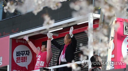 은평갑 홍인정 지원 유세하는 김종인(서울=연합뉴스) 하사헌 기자 = 미래통합당 김종인 총괄선대위원장이 9일 오전 서울 은평구 불광천 수변무대에서 열린 은평갑 홍인정 후보 유세에서 홍 후보의 손을 맞잡아 들고 주민들에게 인사하고 있다. 2020.4.9 toadboy@yna.co.kr