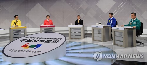 토론 전 리허설하는 후보자들(서울=연합뉴스) 9일 오전 서울 영등포구 KBS 본관에서 열린 제21대 비례대표국회의원선거 2차 후보자 토론회에서 강상구 정의당 후보(왼쪽부터), 조태용 미래한국당 후보, 최강욱 열린민주당 후보, 김홍걸 더불어시민당 후보, 한지호 민생당 후보가 토론 전 리허설을 하고 있다. 2020.4.9 [국회사진기자단] photo@yna.co.kr