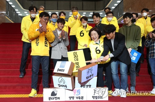 18세 첫 투표' 퍼포먼스 하는 정의당 심상정 대표(서울=연합뉴스) 안정원 기자 = 정의당 심상정 대표가 9일 오전 서울 여의도 국회에서 유권자들과 '18세 생애 첫 투표 행사' 퍼포먼스를 하고 있다. 2020.4.9 jeong@yna.co.kr