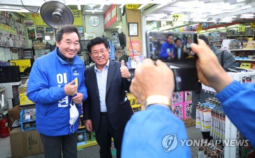문구완구 상인과 기념촬영하는 이낙연 후보(서울=연합뉴스) 김인철 기자 = 4ㆍ15 총선 서울 종로에 출마한 더불어민주당 이낙연 후보가 9일 오전 종로구 창신동 문구완구시장에서 한 상인과 기념촬영을 하고 있다. 2020.4.9 yatoya@yna.co.kr