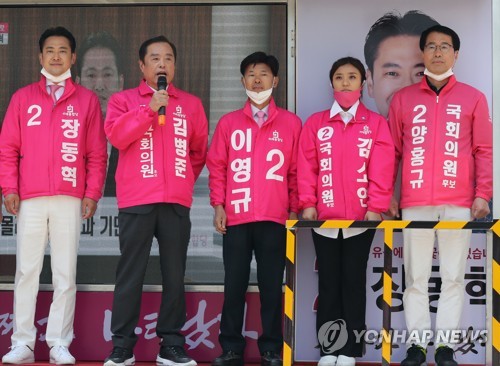 "대전·세종 상생 다짐"(대전=연합뉴스) 김소연 기자 = 4·15 총선 미래통합당 대전 서구·유성구와 세종을 후보들이 9일 대전 유성구 노은역 광장에서 '대전·세종 상생벨트 함께발전 다짐대회'를 하고 있다. 2020.4.9 soyun@yna.co.kr