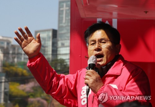 지지 호소하는 황교안(서울=연합뉴스) 진성철 기자 = 미래통합당 서울 종로 황교안 국회의원 후보가 9일 서울 종로구 창신3동 주민센터 앞에서 거리유세를 하며 지지를 호소하고 있다. 2020.4.9 zjin@yna.co.kr