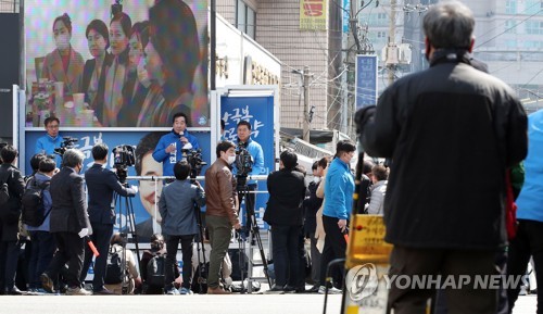 소중한 한 표 호소하는 이낙연 후보(서울=연합뉴스) 김인철 기자 = 4ㆍ15 총선 서울 종로에 출마한 더불어민주당 이낙연 후보가 9일 오전 종로구 지하철 동묘앞역 인근에서 지지를 호소하고 있다. 2020.4.9 yatoya@yna.co.kr