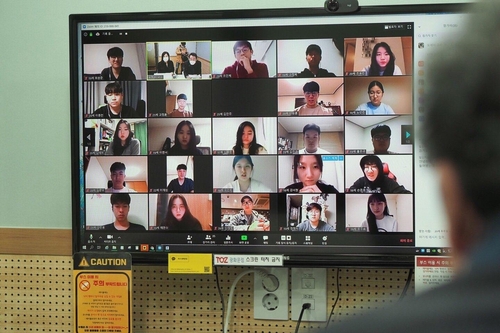 18세 유권자와 화상대화하는 이낙연 위원장 (서울=연합뉴스) 더불어민주당 이낙연 코로나19국난극복대책위원장은 4월 9일 4·15 총선에서 처음으로 투표에 참여하는 만 18세 유권자들과 화상대화를 갖고 투표를 통한 청소년의 정치 참여를 독려했다고 이 위원장 측이 10일 밝혔다. 2020.4.10 [이낙연 위원장 SNS 캡처·재판매 및 DB 금지]