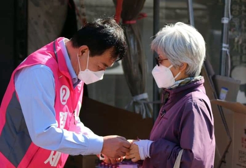 뚜벅이 유세하는 통합당 이은권 후보[후보 선거사무소 제공. 재판매 및 DB 금지]