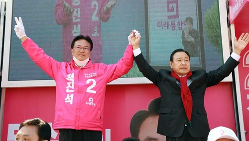 정진석 후보 지원 유세하는 이완구 전 총리[후보 선거사무소 제공. 재판매 및 DB 금지]