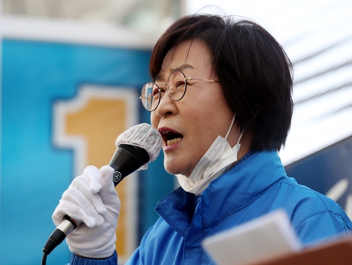 지지 호소하는 김상희(부천=연합뉴스) 윤태현 기자 = 제21대 총선 경기 부천병에 출마한 더불어민주당 김상희 후보가 9일 오후 부천시 범박동 한 거리에서 시민들에게 지지를 호소하고 있다. 2020.4.10
tomatoyoon@yna.co.kr
(끝)