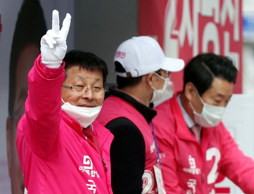 지지 호소하는 차명진(부천=연합뉴스) 윤태현 기자 = 제21대 총선 경기 부천병에 출마한 미래통합당 차명진 후보가 10일 오후 경기도 부천시 소사구 일대에서 유세차량을 타고 시민들에게 지지를 호소하고 있다. 2020.4.10
tomatoyoon@yna.co.kr
(끝)