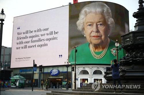 런던 피커딜리 서커스 대형 전광판에 올라온 엘리자베스 2세 여왕의 대국민 메시지 [로이터=연합뉴스]
