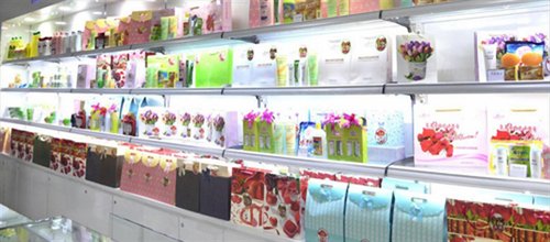 평양 락랑금강설비전시장에서 판매되는 제품들(서울=연합뉴스) 평양 도심 통일거리에 락랑금강설비전시장이 문을 열었다고 지난 1월 5일 북한 매체들이 전했다. 형형색색으로 포장된 샴푸 등 소비재들이 눈에 띈다. [통일의메아리 홈페이지 캡처. 재판매 및 DB 금지]