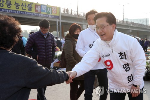 주말 유권자 찾아 나선 강릉 최명희 후보[연합뉴스 자료사진]