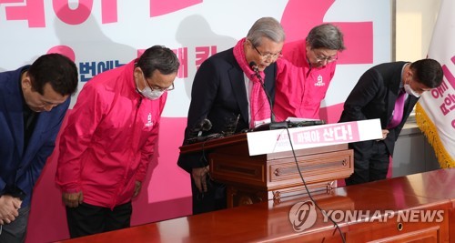 막말 대국민 사과하는 미래통합당(서울=연합뉴스) 김인철 기자 = 4ㆍ15 총선을 앞두고 미래통합당 김종인 총괄선거대책위원장(왼쪽 세번째)이 9일 오전 국회에서 '김대호·차명진 후보의 막말'에 대해 고개 숙여 사과하고 있다. 왼쪽 두번째부터 신세돈 공동선대위원장, 김 총괄선대위원장, 박형준 공동선대위원장. 2020.4.9 yatoya@yna.co.kr