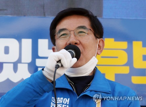 지지 호소하는 정일영(인천=연합뉴스) 윤태현 기자 = 제21대 총선 인천 연수을에 출마한 더불어민주당 정일영 후보가 9일 오후 인천시 송도동에서 시민들에게 지지를 호소하고 있다. 2020.4.9 tomatoyoon@yna.co.kr