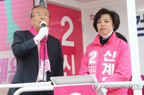 신계용 후보 지지 호소하는 김종인미래통합당 김종인 총괄선대위원장이 지난 9일 오후 경기도 의왕시 포일동 한 아파트단지 앞에서 제21대 국회의원선거 의왕ㆍ과천에 출마한 신계용 후보 지원 유세를 하고 있다. [연합뉴스 자료사진]