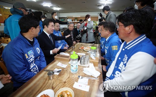 천안 지역 후보들과 아침 식사하는 이낙연 위원장(천안=연합뉴스) 김인철 기자 = 더불어민주당 이낙연 상임공동선대위원장이 10일 충남 천안로사거리의 한 순댓국집에서 천안갑 문진석, 천안을 박완주, 천안병 이정문 후보와 아침 식사를 하고 있다. 2020.4.10 yatoya@yna.co.kr