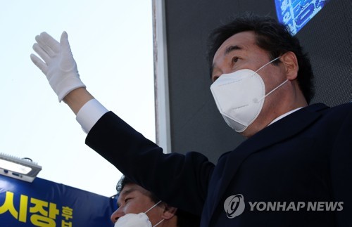 이낙연, 천안 지역 출근길 지원 유세(천안=연합뉴스) 김인철 기자 = 더불어민주당 이낙연 상임공동선대위원장이 10일 충남 천안로사거리에서 천안갑 문진석, 천안을 박완주, 천안병 이정문 후보를 지원 유세하고 있다. 2020.4.10 yatoya@yna.co.kr