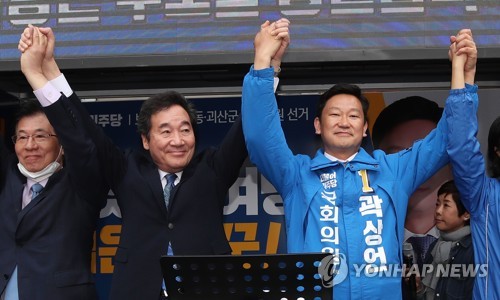 곽상언 후보 지원 유세하는 이낙연 위원장(옥천=연합뉴스) 김인철 기자 = 더불어민주당 이낙연 상임공동선대위원장이 10일 충북 옥천공설시장 앞에서 보은·옥천·영동·괴산에 출마한 곽상언 후보(오른쪽)를 지원 유세하고 있다. 2020.4.10 yatoya@yna.co.kr