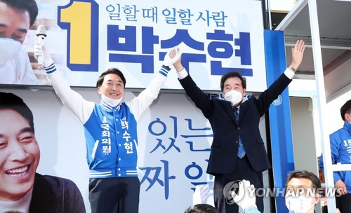 박수현 후보 지원 유세하는 이낙연 위원장(부여=연합뉴스) 김인철 기자 = 더불어민주당 이낙연 상임공동선대위원장이 10일 충남 부여로 특화거리 앞에서 공주ㆍ부여ㆍ청양에 출마한 박수현 후보를 지원 유세하고 있다. 2020.4.10 yatoya@yna.co.kr