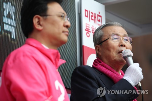 지원 유세 나선 김종인(서울=연합뉴스) 박동주 기자 = 미래통합당 김종인 총괄선대위원장이 10일 오후 서울 동작갑에 출마하는 미래통합당 장진영 후보의 유세가 열린 서울 장승배기역 인근에서 지원 유세를 하고 있다. 2020.4.10 pdj6635@yna.co.kr