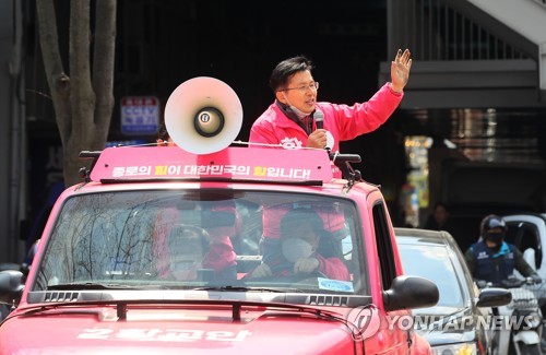 유세차 바꾼 황교안(서울=연합뉴스) 진성철 기자 = 미래통합당 서울 종로 황교안 국회의원 후보가 10일 서울 종로구 세운상가 인근 도로에서 좁은 언덕 골목길 등을 누비기 위해 바꾼 유세차를 타고 지지를 호소하고 있다. 2020.4.10 zjin@yna.co.kr