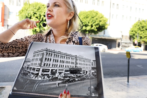 가이드 에이프릴이 최초의 유성 영화를 보기 위해 당시 워너브러더스 극장 주변으로 줄을 선 사람들의 사진을 보여주며 설명하고 있다. [사진/한미희 기자]