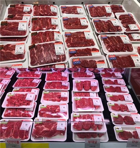 대형마트의 미국산 척아이롤·살치살·부챗살(위)과 호주산 척아이롤·부챗살·안심[촬영 조성미. 재판매 및 DB 금지]