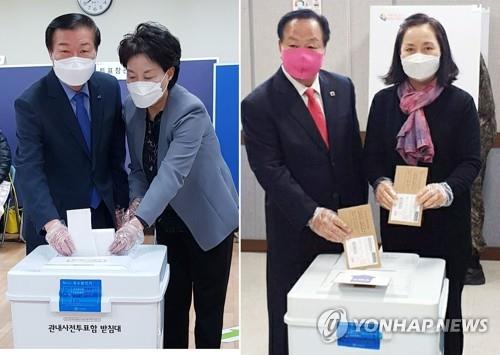 사전투표하는 민주당 정만호 후보(왼쪽) 부부와 통합당 한기호 후보 부부[각 후보 측 제공.재판매 및 DB 금지]