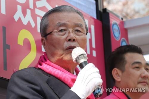 미래통합당 김종인 총괄선대위원장이 4월 10일 경기도 고양시 롯데마트 고양점 앞에서 경기 고양을에 출마한 함경우 후보에 대한 지지를 호소하고 있다. [연합뉴스 자료사진]