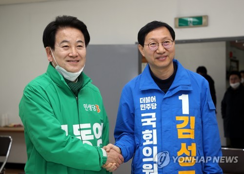 손 맞잡은 김성주(오른쪽) 후보와 정동영 후보[연합뉴스 자료]